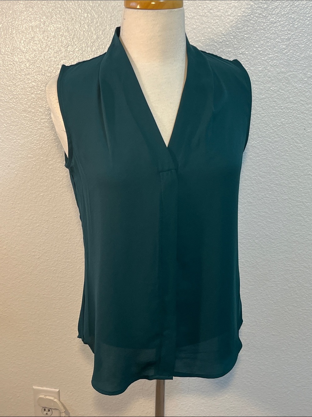 Nordstrom Rack Sleeveless Emerald Green Split Neck Blouse Size Small NWOT - Picture 2 of 6